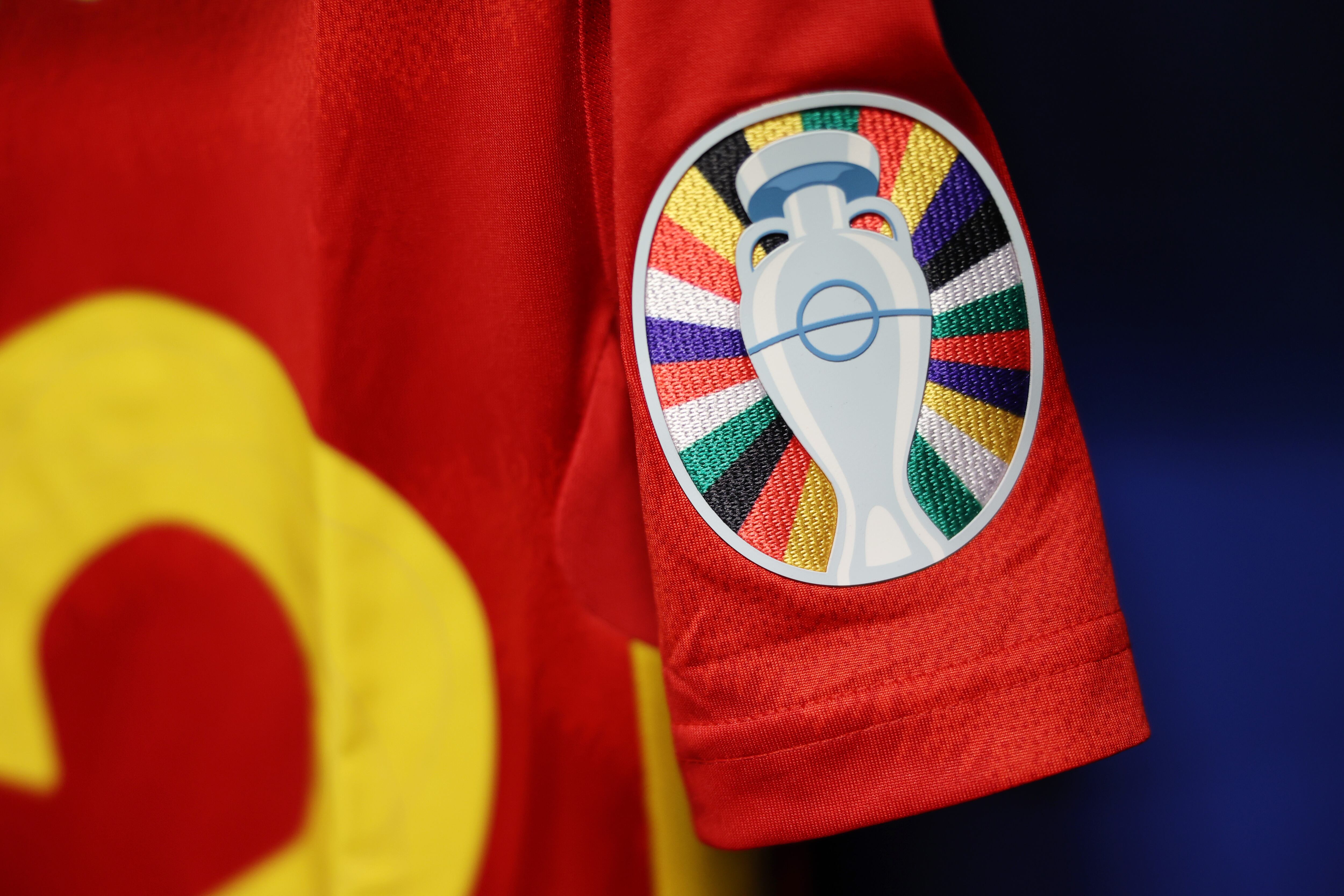 Detalle del logo de la UEFA EURO 2024 en la manga de la camiseta de la Selección española.  (Photo by Alex Pantling - UEFA/UEFA via Getty Images)