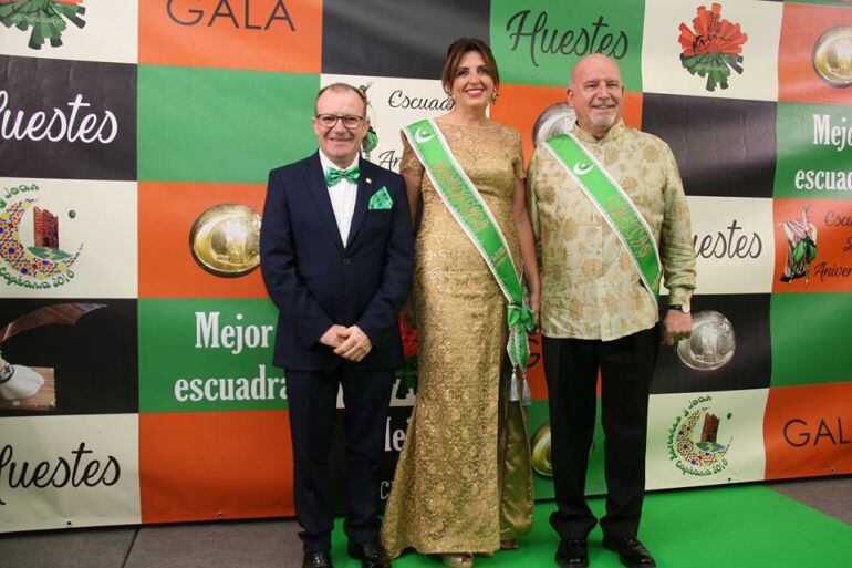 El Presidente junto a Mercedes y Joan en la presentación a la comparsa