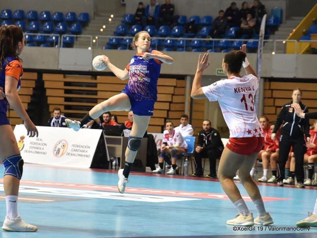 Lucía Guilabert Segura es una de las promesas del balonmano femenino español
