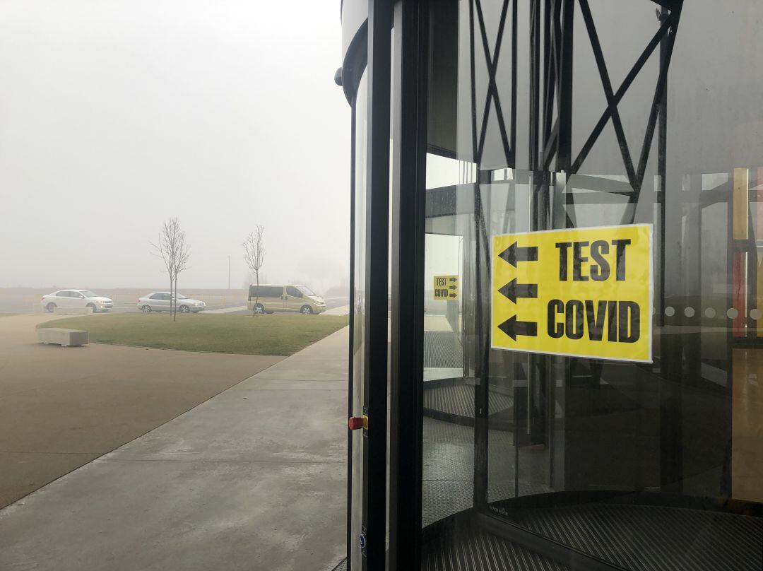 Entrada a las pruebas PCR en el Palacio de Exposiciones de León