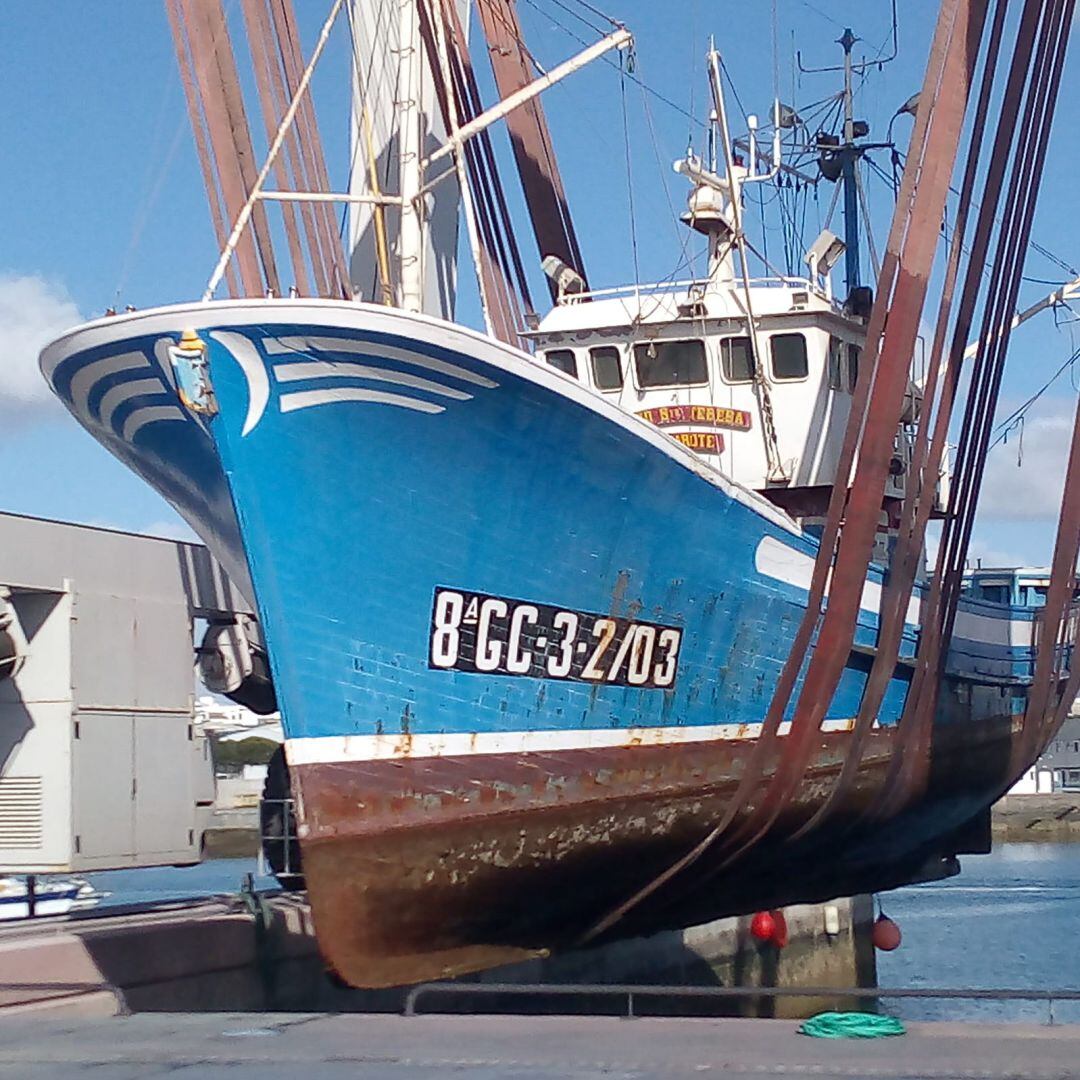 El atunero varado en el puerto deportivo de Arrecife.