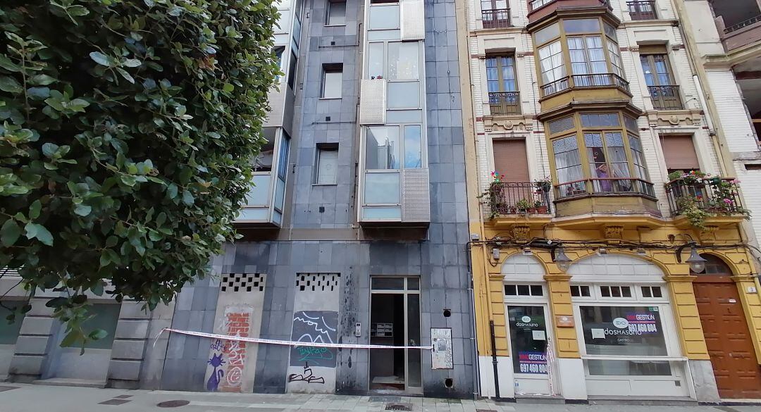 El edificio siniestrado, con cinta policial, esta mañana.