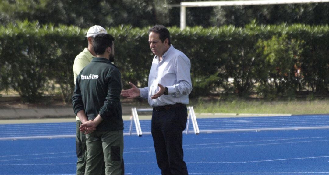 Eudald Morera en el campo Anexo hablando con los jardineros.