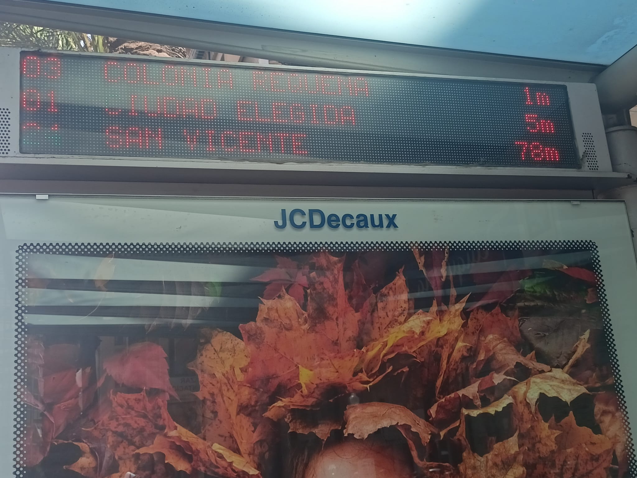 Cartel que refleja 78 minutos de espera para la llegada del autobús de la línea 24