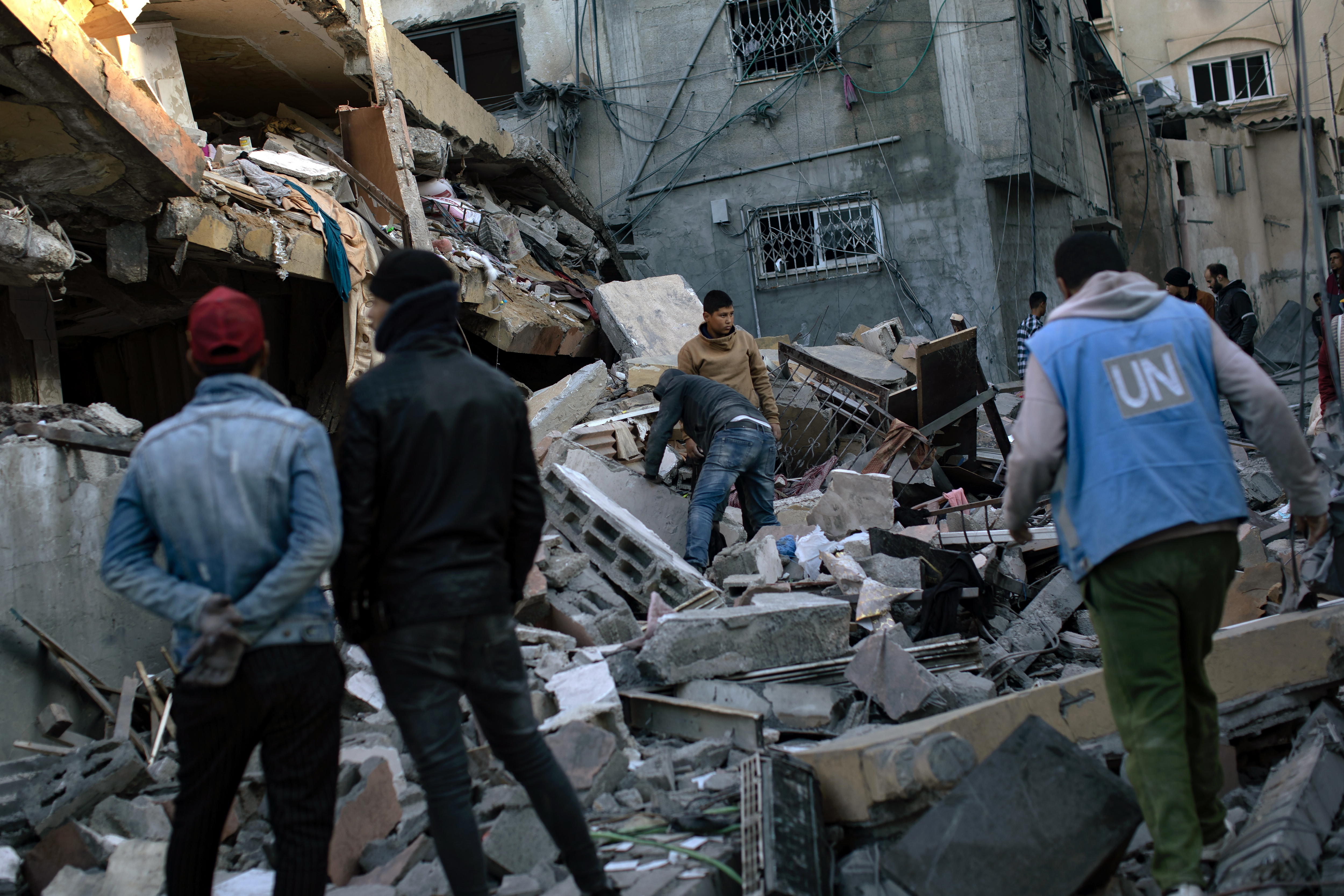 Palestinians from the Brais family search for missing people under the rubble following an Israeli air strike in Khan Yunis, southern Gaza Strip, 07 January 2024. More than 22,300 Palestinians and at least 1,300 Israelis have been killed, according to the Palestinian Health Ministry and the Israel Defense Forces (IDF), since Hamas militants launched an attack against Israel from the Gaza Strip on 07 October, and the Israeli operations in Gaza and the West Bank which followed it. EFE/EPA/HAITHAM IMAD