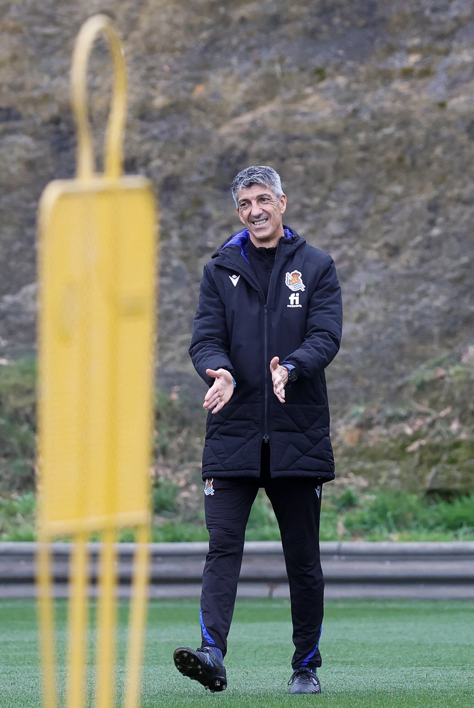 SAN SEBASTIÁN, 16/02/2022.- El entrenador de la Real Sociedad, Imanol Alguacil, durante el entrenamiento que han celebrado este miércoles en el campo de Zubieta de San Sebastián, previo al encuentro de Liga Europa del jueves ante el Leipzig. EFE/Javier Etxezarreta