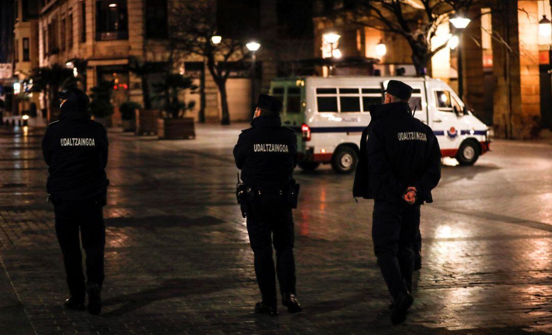 Numerosos agentes de la Policía Municipal y de la Ertzaintza han patrullado esta noche para vigilar que se cumpla el toque de queda tras los incidentes