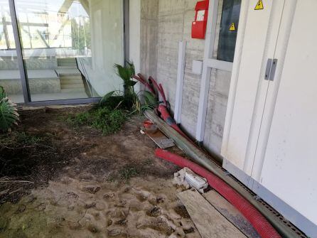 Algunas salas del Observatorio están aún con las tuberías y cableados tendidos por el suelo.