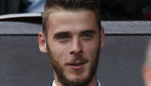 Football - Manchester United v Newcastle United - Barclays Premier League - Old Trafford - 22/8/15  Manchester United&#039;s Anders Lindegaard and David de Gea watch from the stands  Reuters / Andrew Yates  Livepic  EDITORIAL USE ONLY. No use with unauthorized