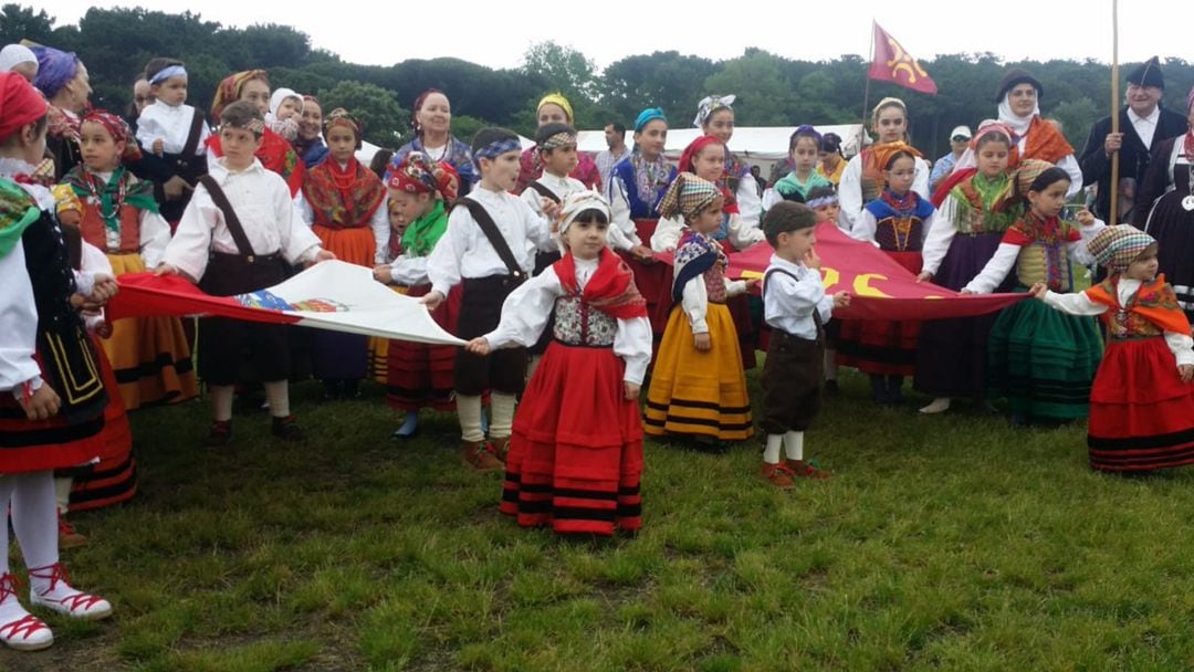 Un grupo de niños participando en una edición del Día de Cantabria.