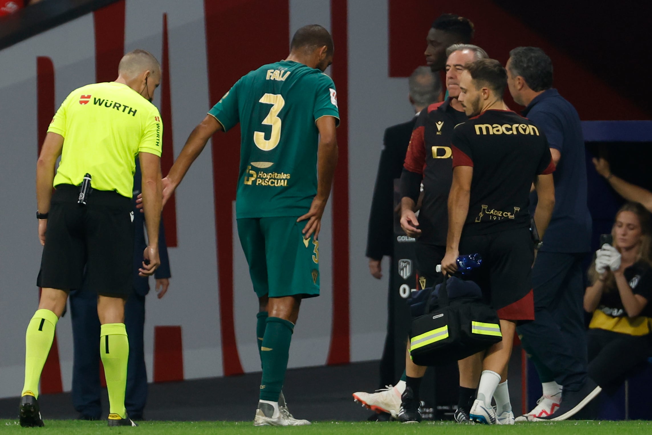 MADRID, 01/1072023.- El defensa del Cádiz CF Fali (c) se adentra en el túnel de vestuarios tras abandonar el partido por lesión durante el partido de LaLiga que Atlético de Madrid y Cádiz CF disputan este domingo en el estadio Metropolitano. EFE/Juanjo Martín