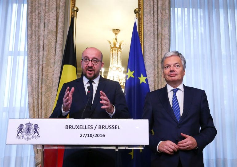 El primer ministro belga, Charles Michel (a la izquierda) y el ministro de Exteriores, Didier Reynders, informaban del acuerdo