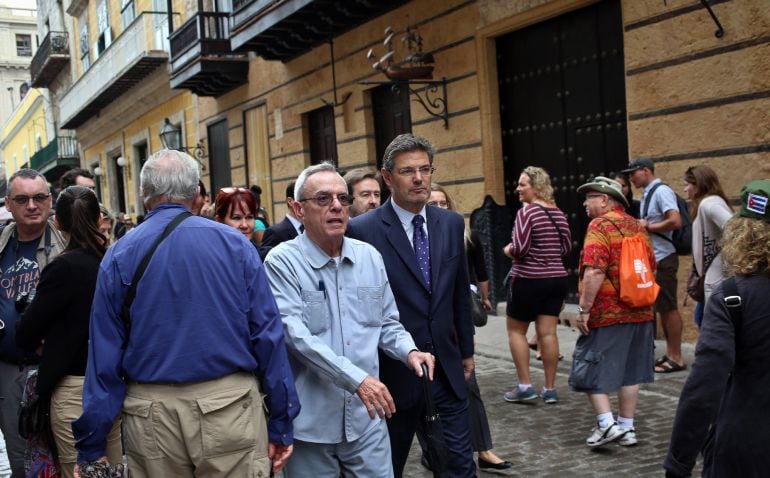  el ministro de Justicia de España, Rafael Catala, recorre La Habana vieja acompañado del historiador Eusebio Leal