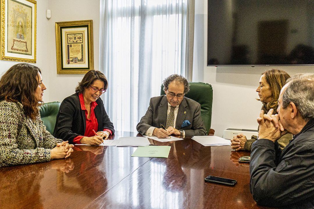 Isabel Donado, directora general de la Fundación New Health, y José Antonio Fernández Cabrero, hermano mayor de La Macarena, firman el convenio entre ambas entidades