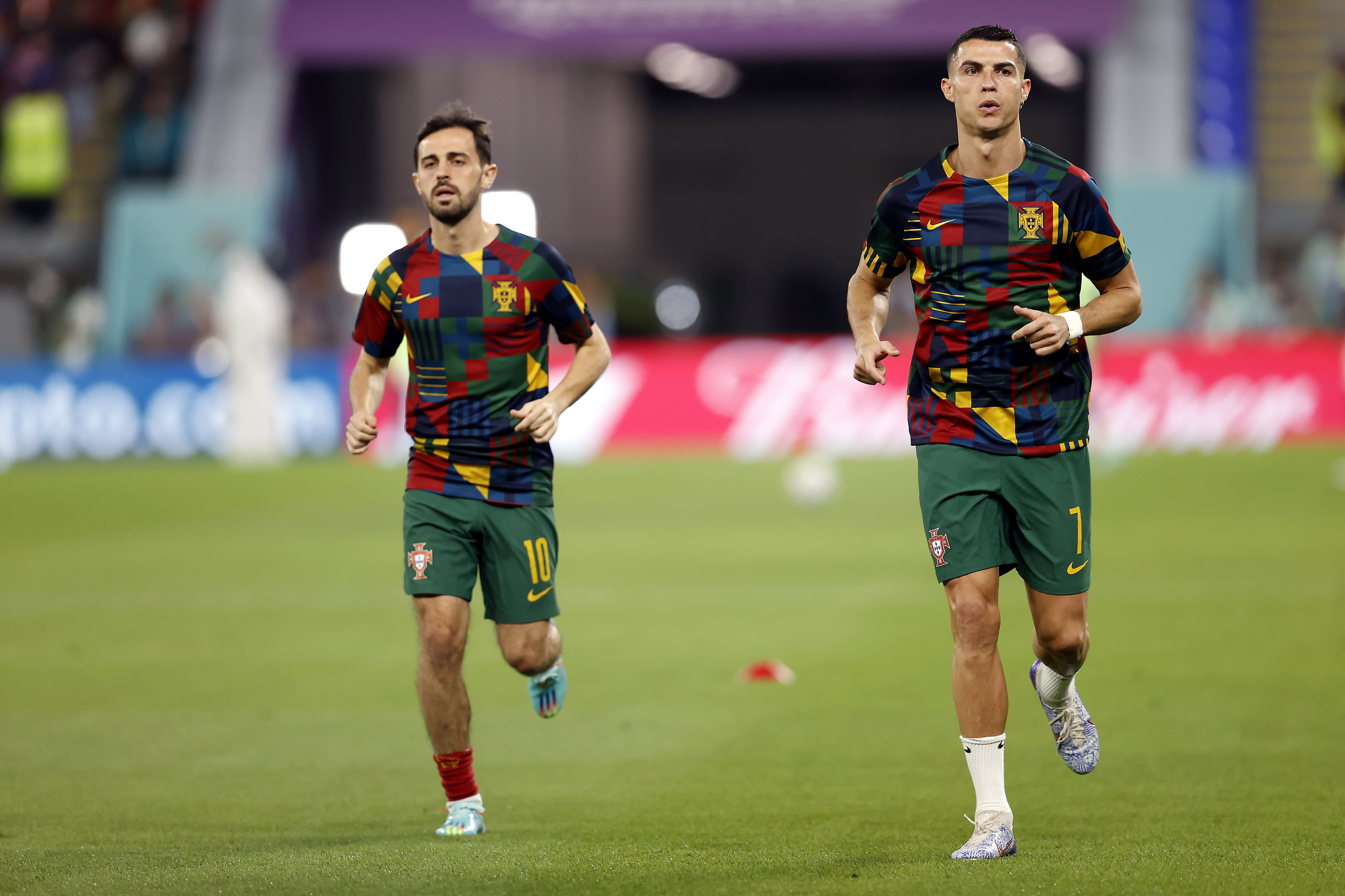 Cristiano Ronaldo y Bernardo Silva durante el calentamiento previo al partido contra Ghana