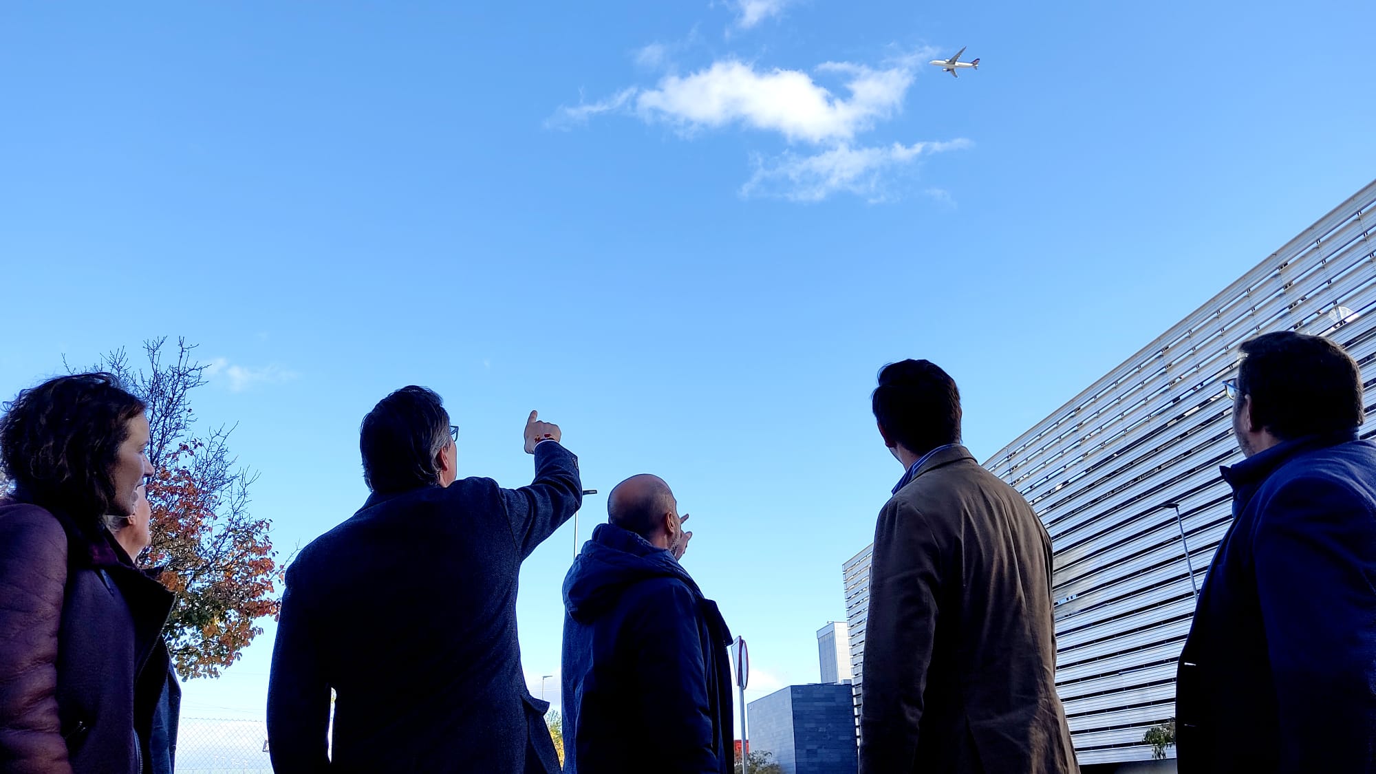 La actual alcaldesa de San Sebastián de los Reyes, Lucía Fernández, denunciando junto a Alfonso Serrano el sobrevuelo de aviones en la zona norte de Madrid