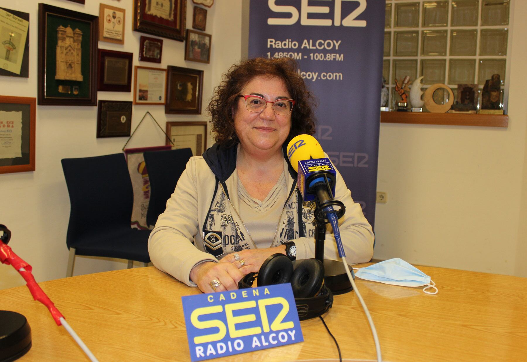 Guadalupe Guillem, propietaria de la Escuela Infantil Virgen de los Lirios, en el estudio de Radio Alcoy.