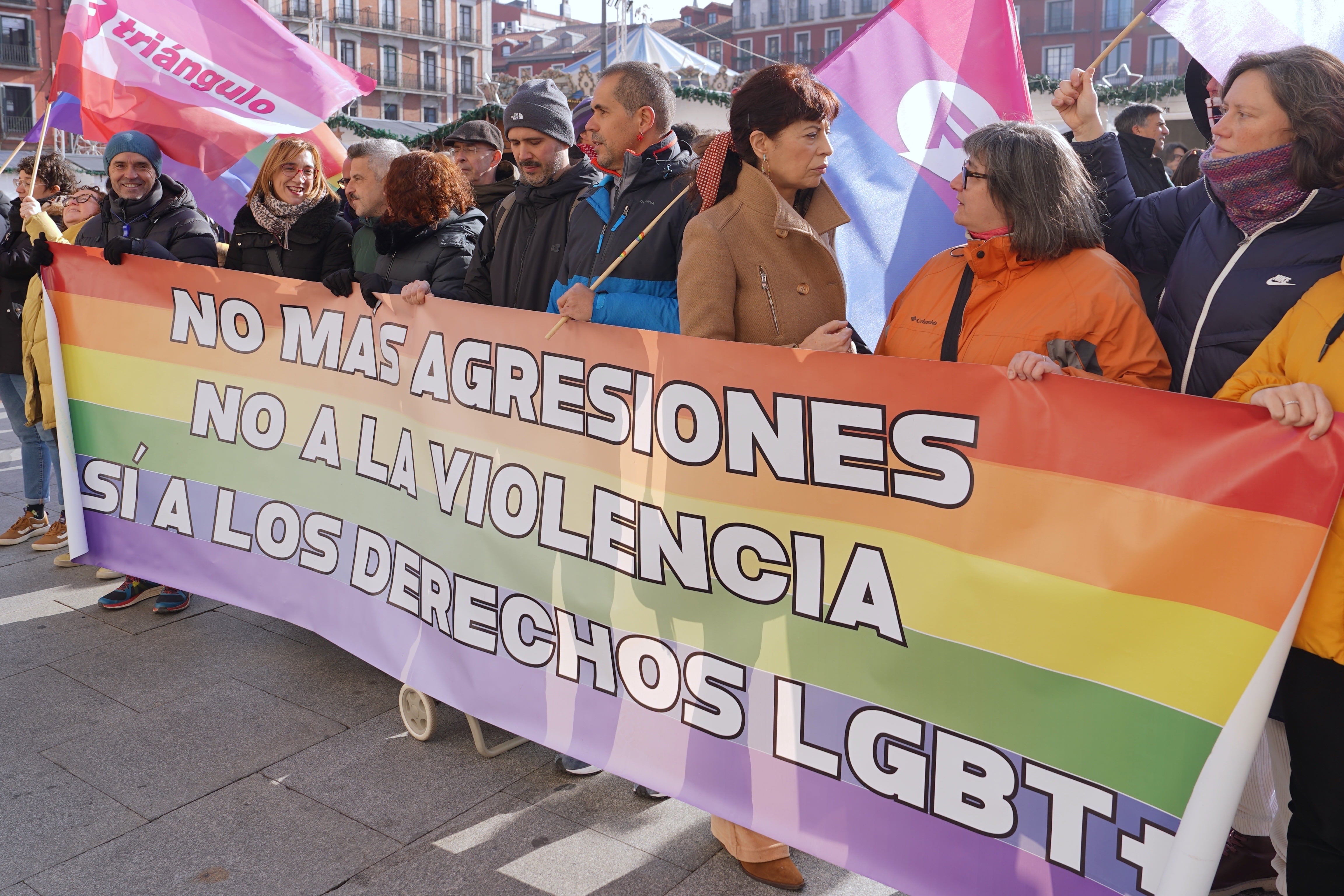 VALLADOLID, 21/12/2024.- La Fundación Triángulo celebra este sábado en Valladolid una concentración contra la LGTBI-fobia, en la que ha participado la ministra de Igualdad, Ana Redondo (3d). EFE/Nacho Gallego
