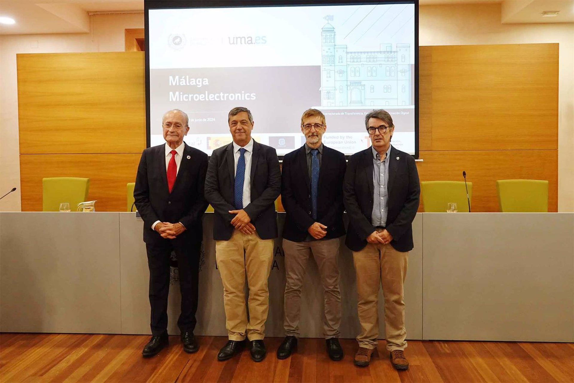 La Cátedra Chip Universidad-Empresa Málaga Microelectronics ha sido presentada por el rector, Teodomiro López, que ha estado acompañado por el alcalde, Francisco de la Torre, y Mario Nemirovsky, CTO de Microelectrónica de