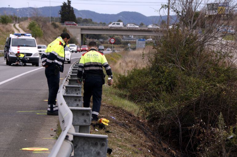 Agents de trànsit investiguen les causes d'un accident mortal a la C31 a Vilanova i la Geltrú.