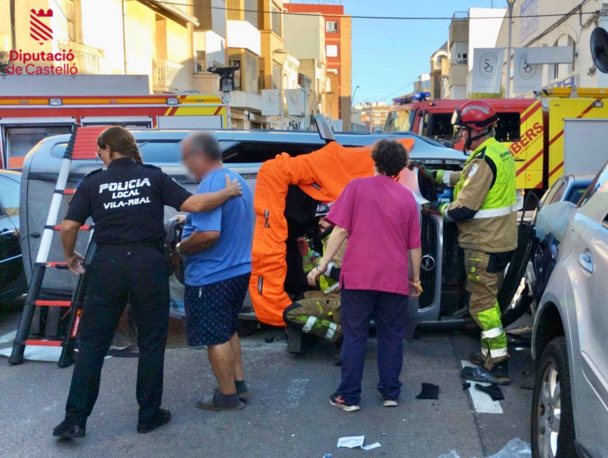 Intervención del Consorcio Provincial de Bomberos en el accidente de tráfico de Vila-real ocurrido este viernes.