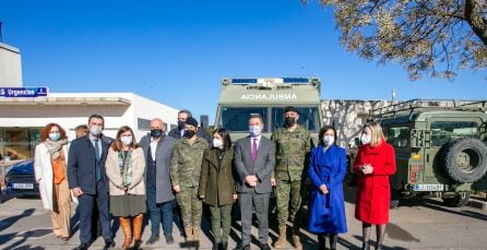 La comitiva de autoridades junto a una ambulancia militar aparcada junto al centro de salud de Corral de Calatrava