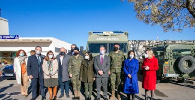 La comitiva de autoridades junto a una ambulancia militar aparcada junto al centro de salud de Corral de Calatrava