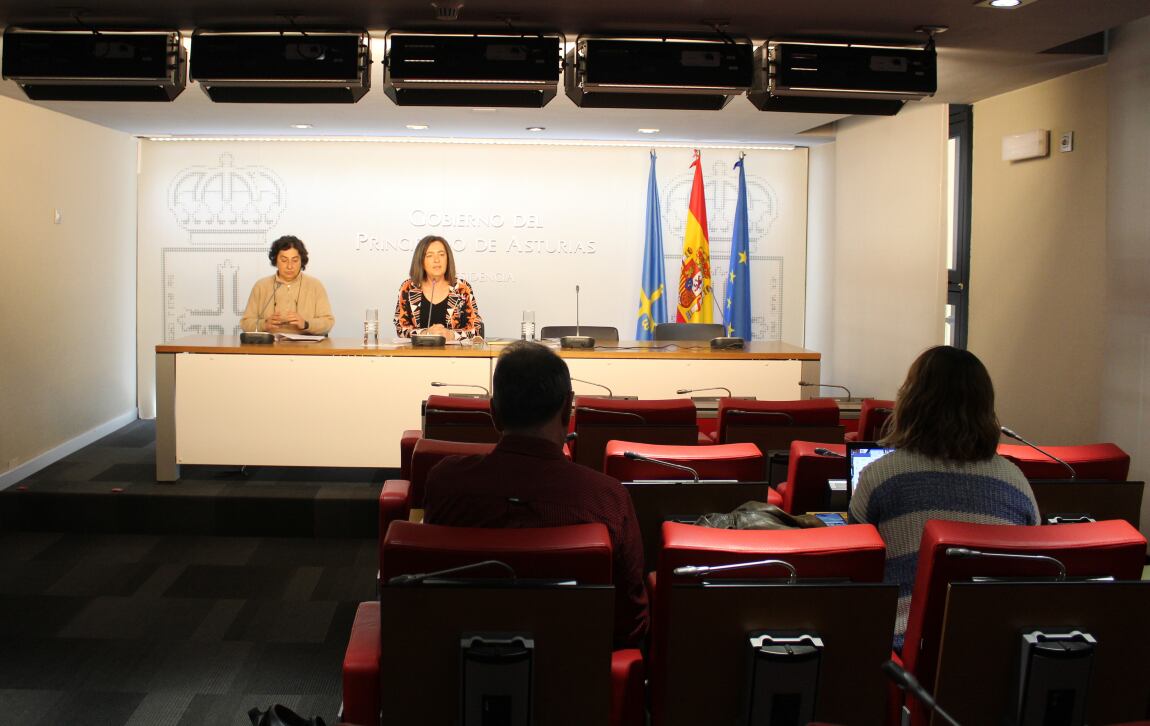 La directora de Igualdad del Principado, Nuria Varela y la asesora Marian Moreno, en la presentación del congreso.