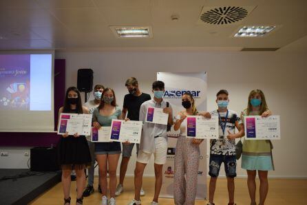 Foto de grupo con algunos de los estudiantes premiados