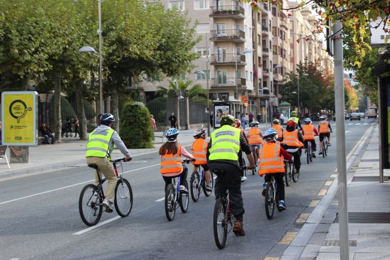 Ciclistas por el Paseo de Colón