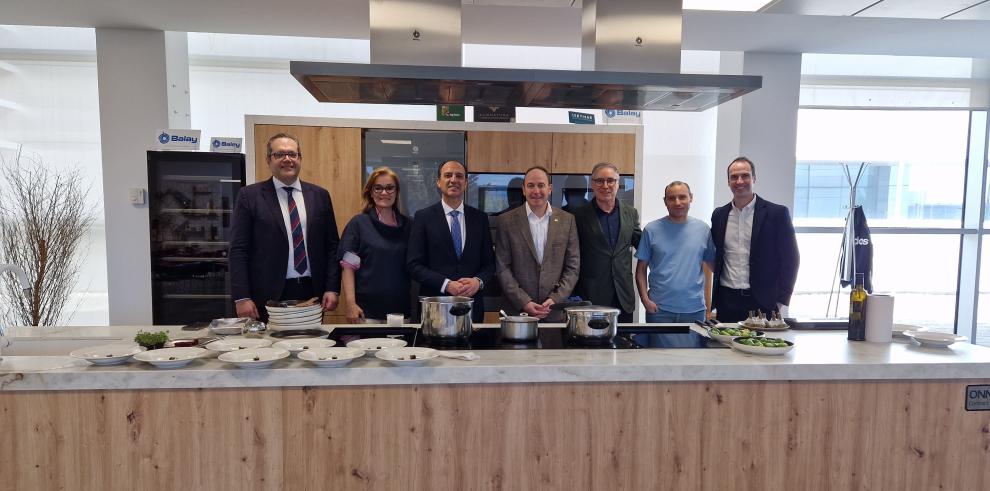 El consejero de Sanidad junto a hosteleros y responsables del Centro de Innovación Gastronómica de Aragón