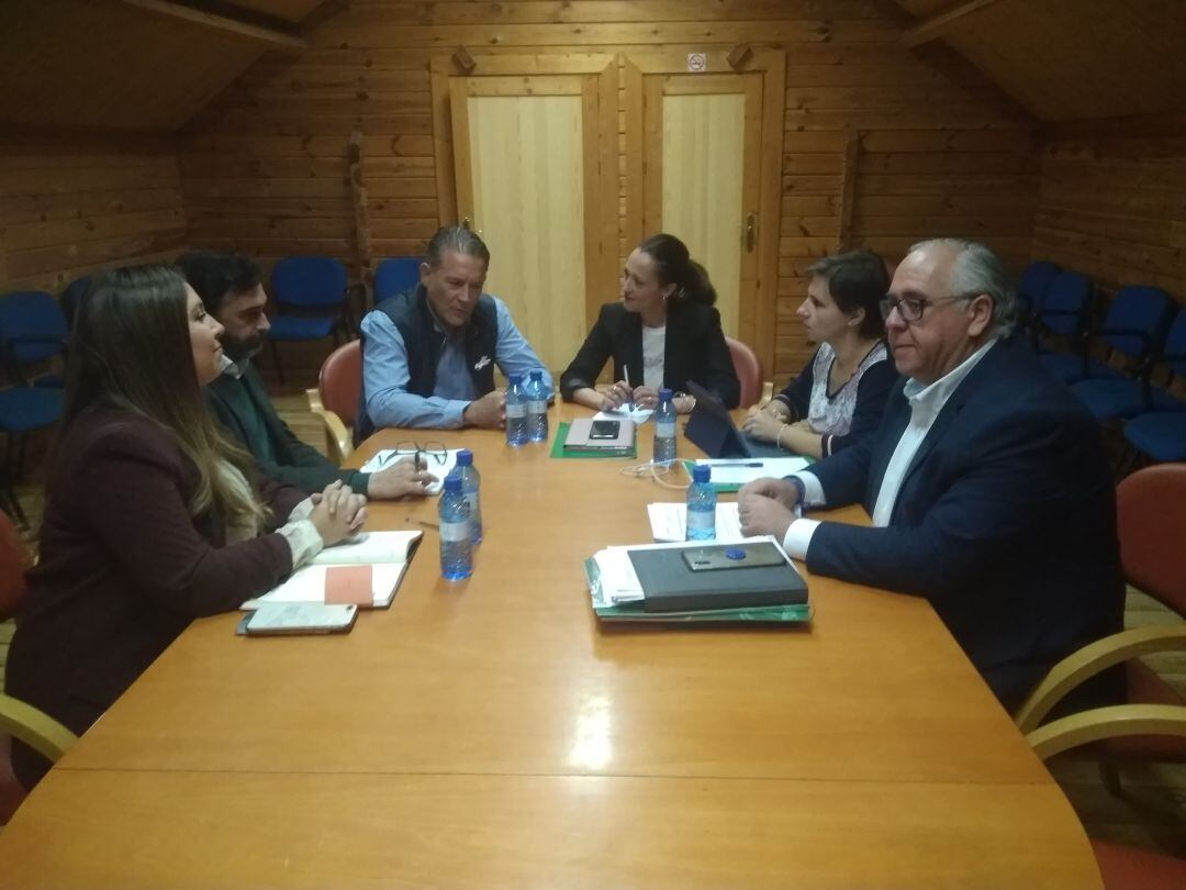 El alcalde de Linares, Raúl Caro, delegados territoriales de la Junta de Andalucía en Jaén, en la comisión de coordinación celebrada en La Garza.