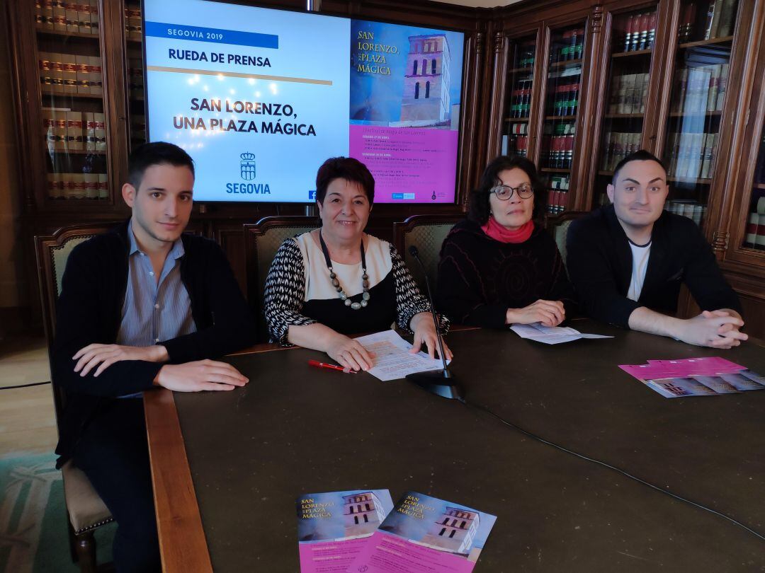 Héctor Sansegundo, a la derecha, durante la presentación del ciclo &quot;SAn Lorenzo, una plaza mágica&quot;, acompañado por la alcaldesa, Clara Luquero, la concejala de cultura, Marifé Santiago, y el presidente de la asociación de vecinos del barrio, Héctor Cuéllar. 