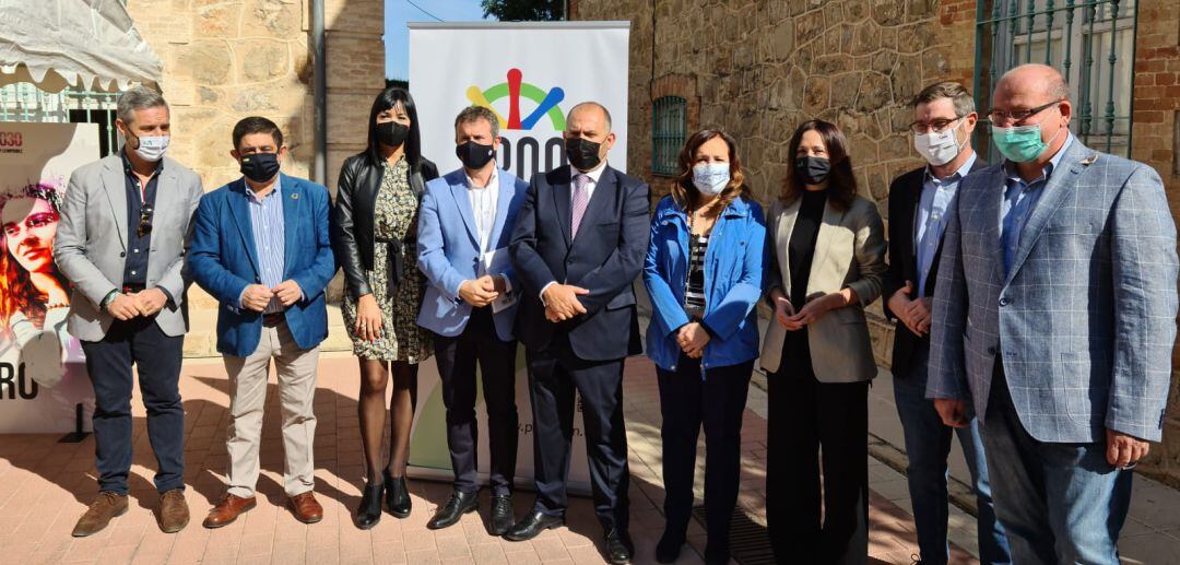 Representantes políticos y de la asociación PROA durante la presentación de la obra.