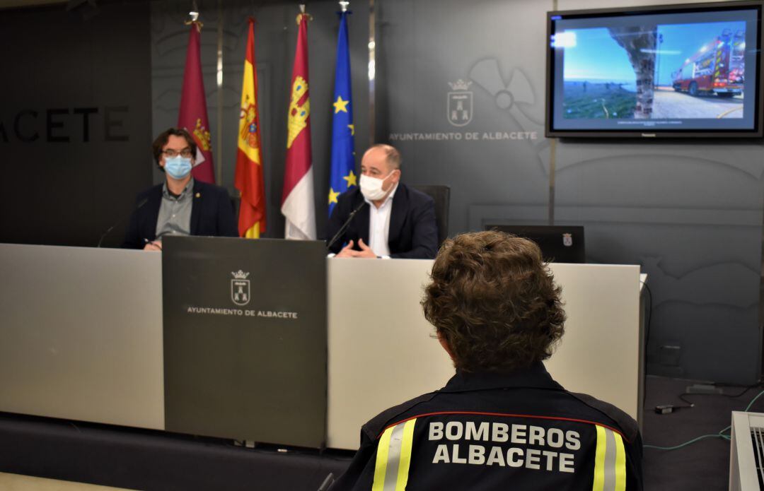 Ismael Pérez y Emilio Sáez en la presentación de la Memoria de actuaciones de 2020 del Servicio Contra Incendios y Salvamento en el Ayuntamiento de Albacete. 