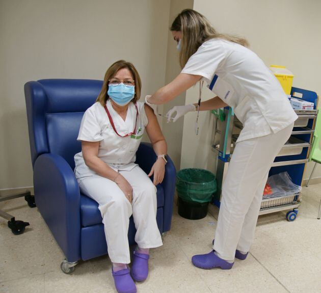 Primeras vacunaciones entre el personal sanitario en La Arrixaca