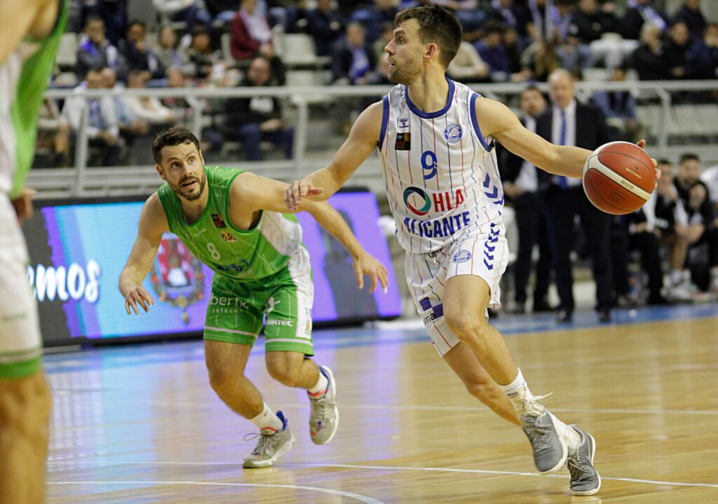 Steinarsson, jugador del HLA Alicante, frente a TAU Castelló