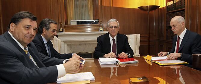 El primer ministro griego Lukas Papademos preside la reunión con los líderes de los tres partidos principales griegos