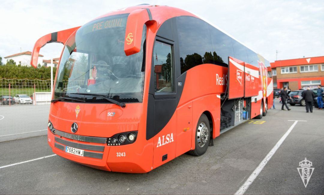 Uno de los autobuses del Sporting.