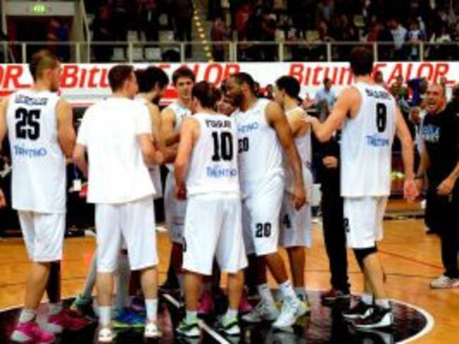 Los jugadores del próximo rival europeo del CAI celebran su clasficación para octavos de final