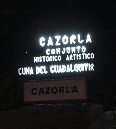 La antigua señal a la entrada de Cazorla se ilumina para dar la bienvenida a los bluseros