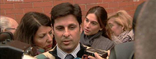 Francisco Rivera atendiendo a los medios a su salida de los juzgados