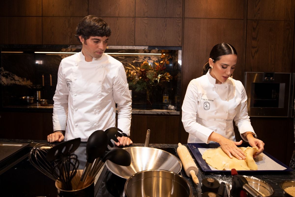 Tamara Falcó cocinando en la inauguración de la nueva tienda de Porcelanosa en València