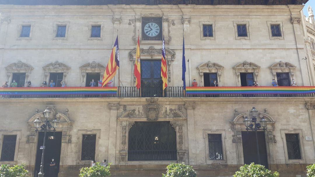 El Ayuntamiento de Palma luce la bandera arcoíris por el Día Internacional del Orgullo Lgtbi.