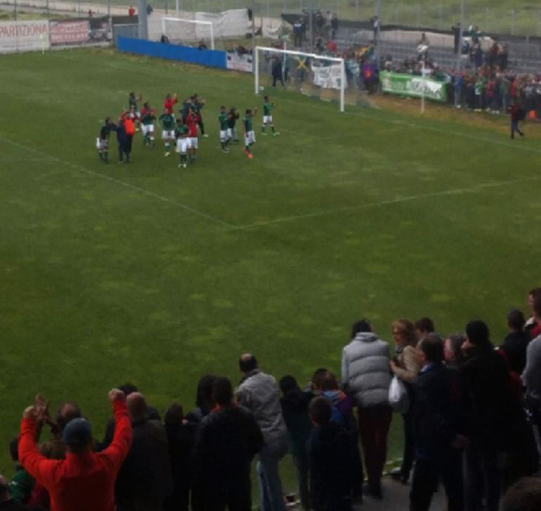 Los jugadores del Toledo festejan la victoria con la afición desplazada a Fuenlabrada