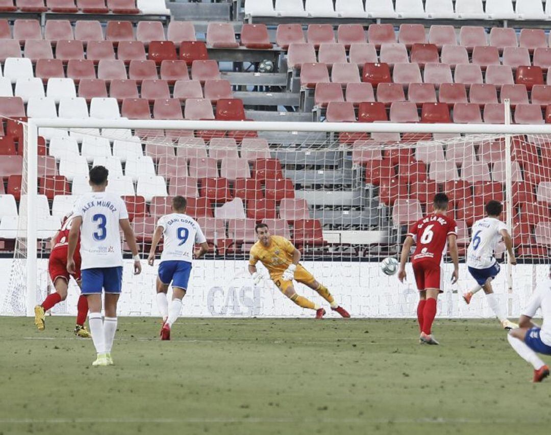 Milla, en el momento de marcar de penalti.