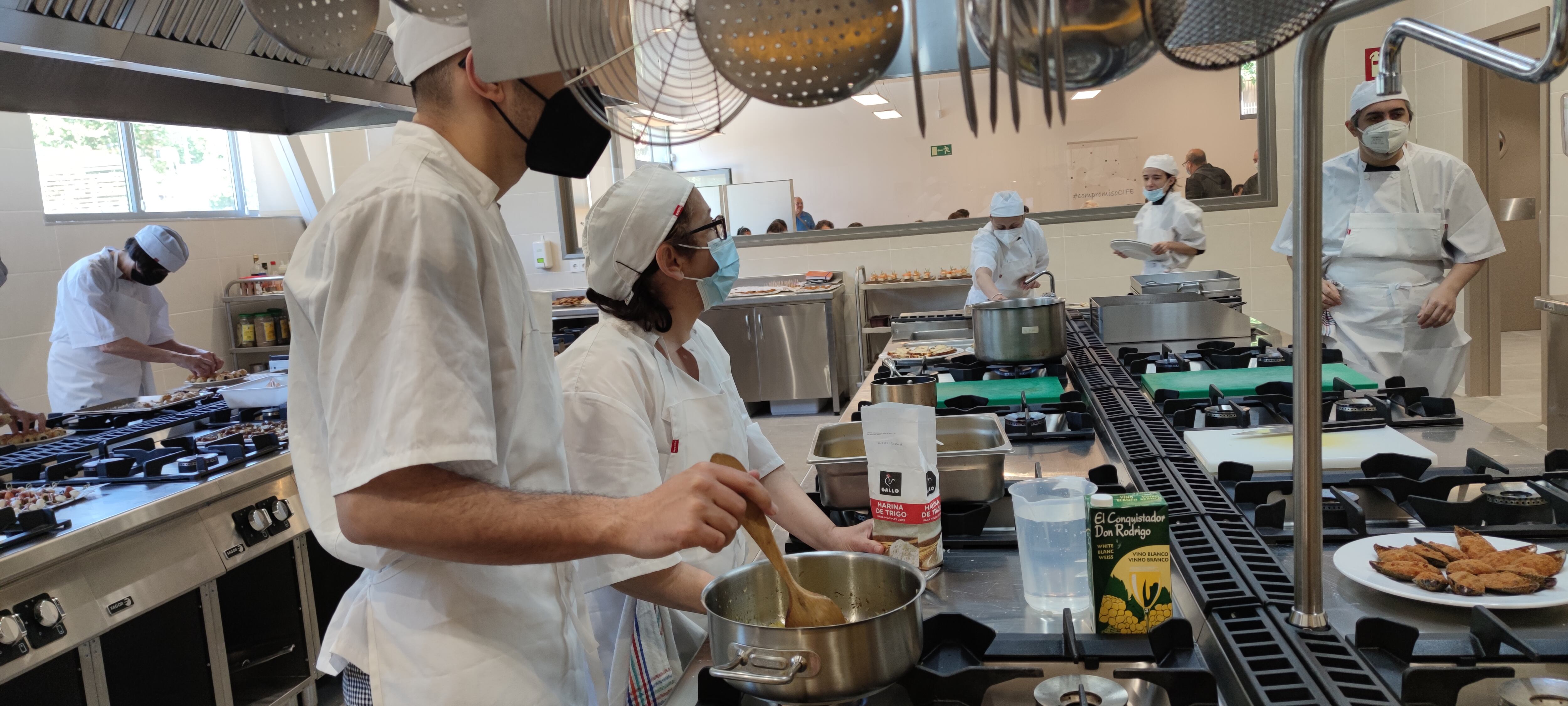 Varios cocineros elaborando sus platos