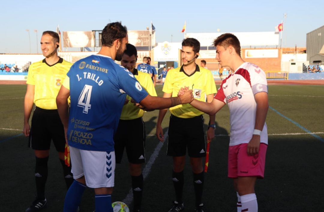 Saludo entre capitanes