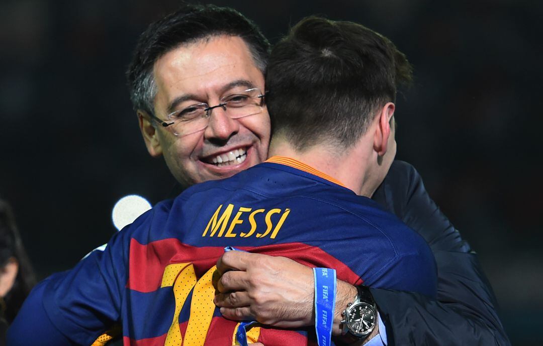 Bartomeu, en un encuentro con Messi sobre el césped