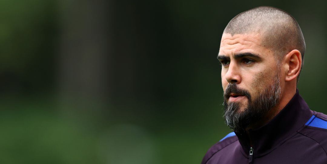 Víctor Valdés, durante un entrenamiento con el equipo Juvenil A del Barcelona